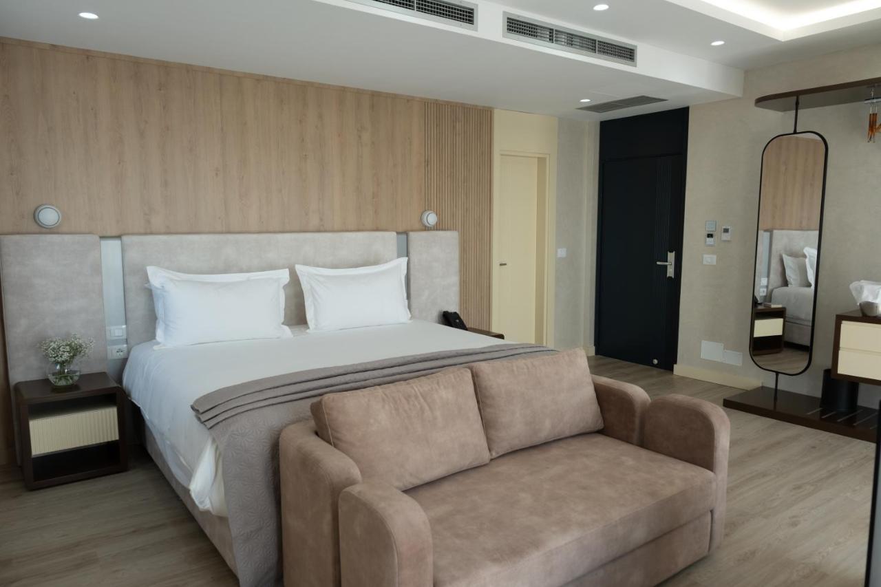 Great White Hotell