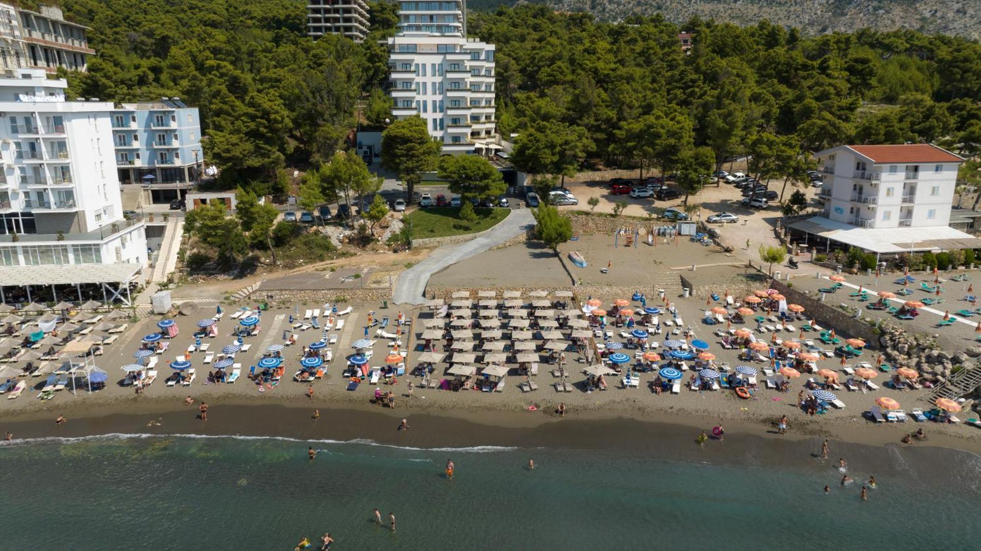 Great White Hotell